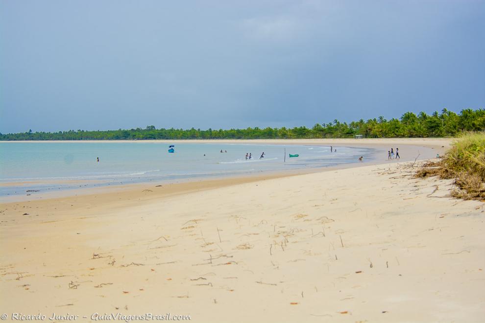 Imagem das areias brancas e ao fundo mar de águas transparentes na Praia Corumbau.